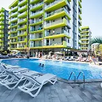 Crystal Breeze - Pool & Apartment