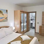 Crystal Breeze - Pool & Apartment Navodari
