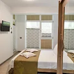 Crystal Breeze - Pool & Apartment *