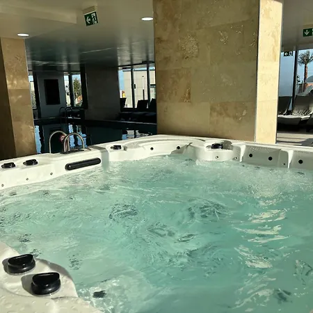 Crystal Breeze - Pool & アパート *