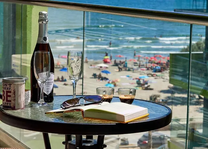 Crystal Breeze - Pool & アパート ナボダリ