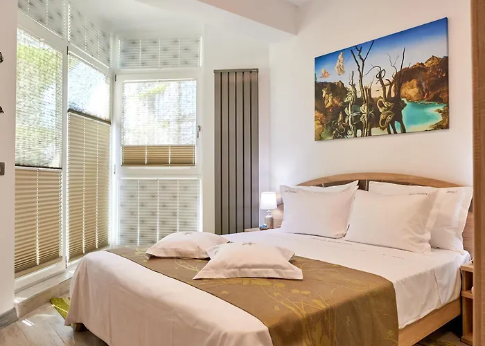 Crystal Breeze - Pool & アパート *