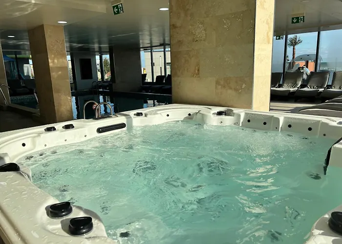 Crystal Breeze - Pool & アパート *