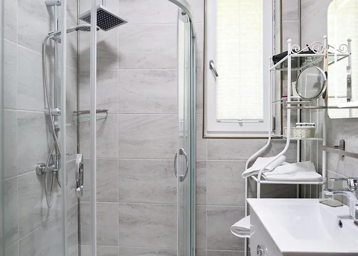 Crystal Breeze - Pool & アパート *