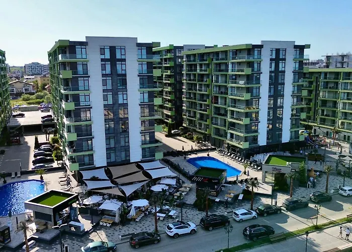 Crystal Breeze - Pool & アパート *