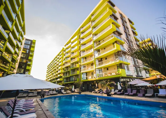 Crystal Breeze - Pool & *